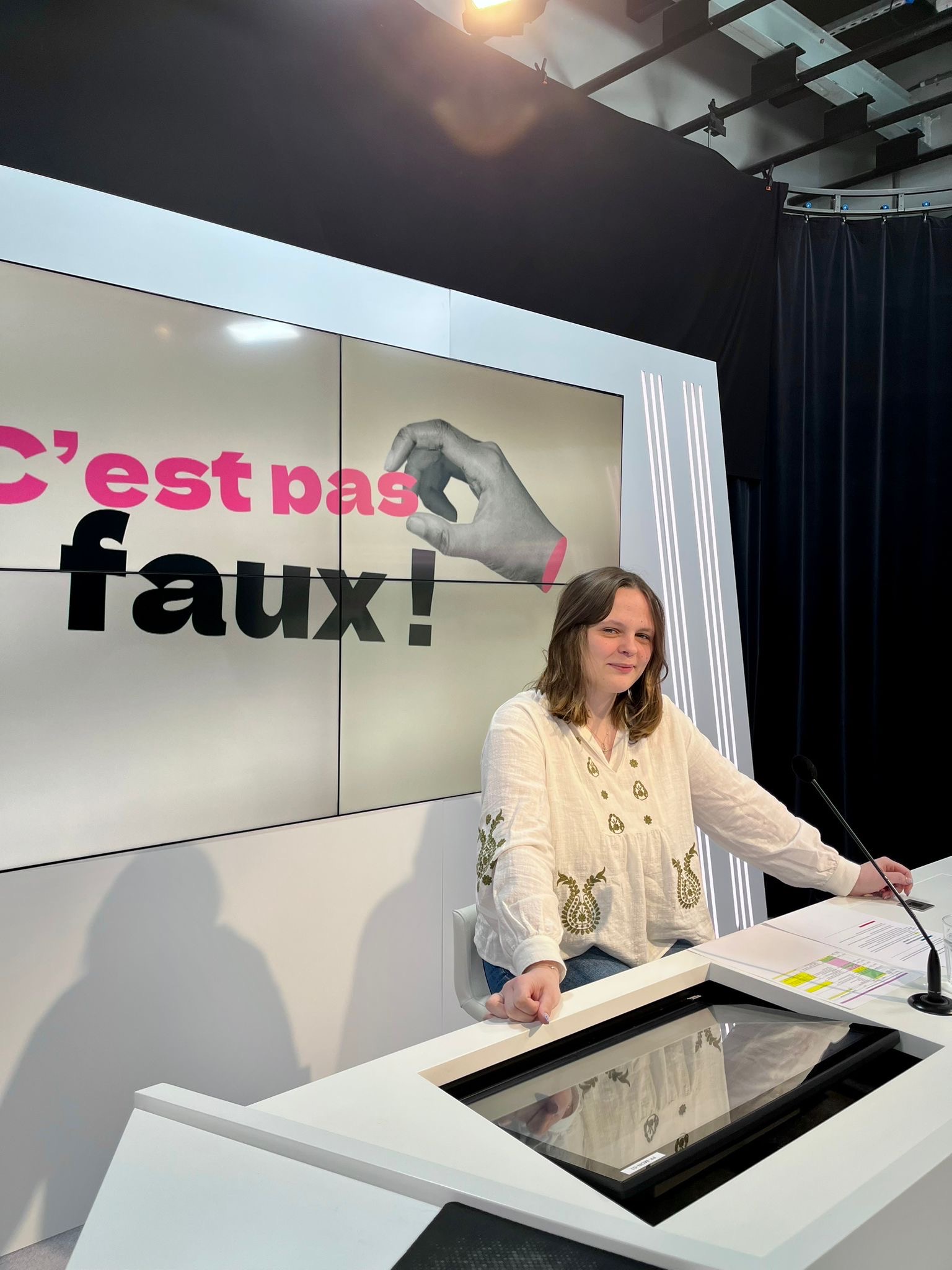 Clara dans le studio télévisé de l'émission C'est pas faux !