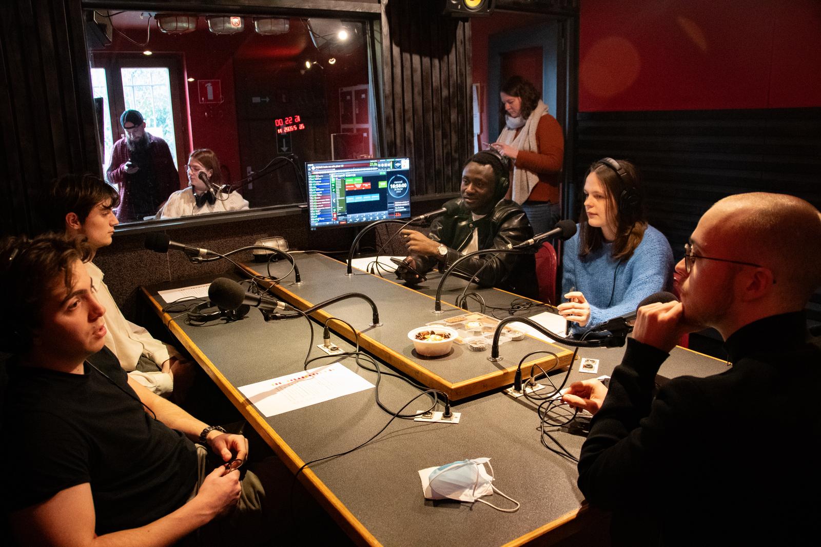 Session radio en studio avec plusieurs micros