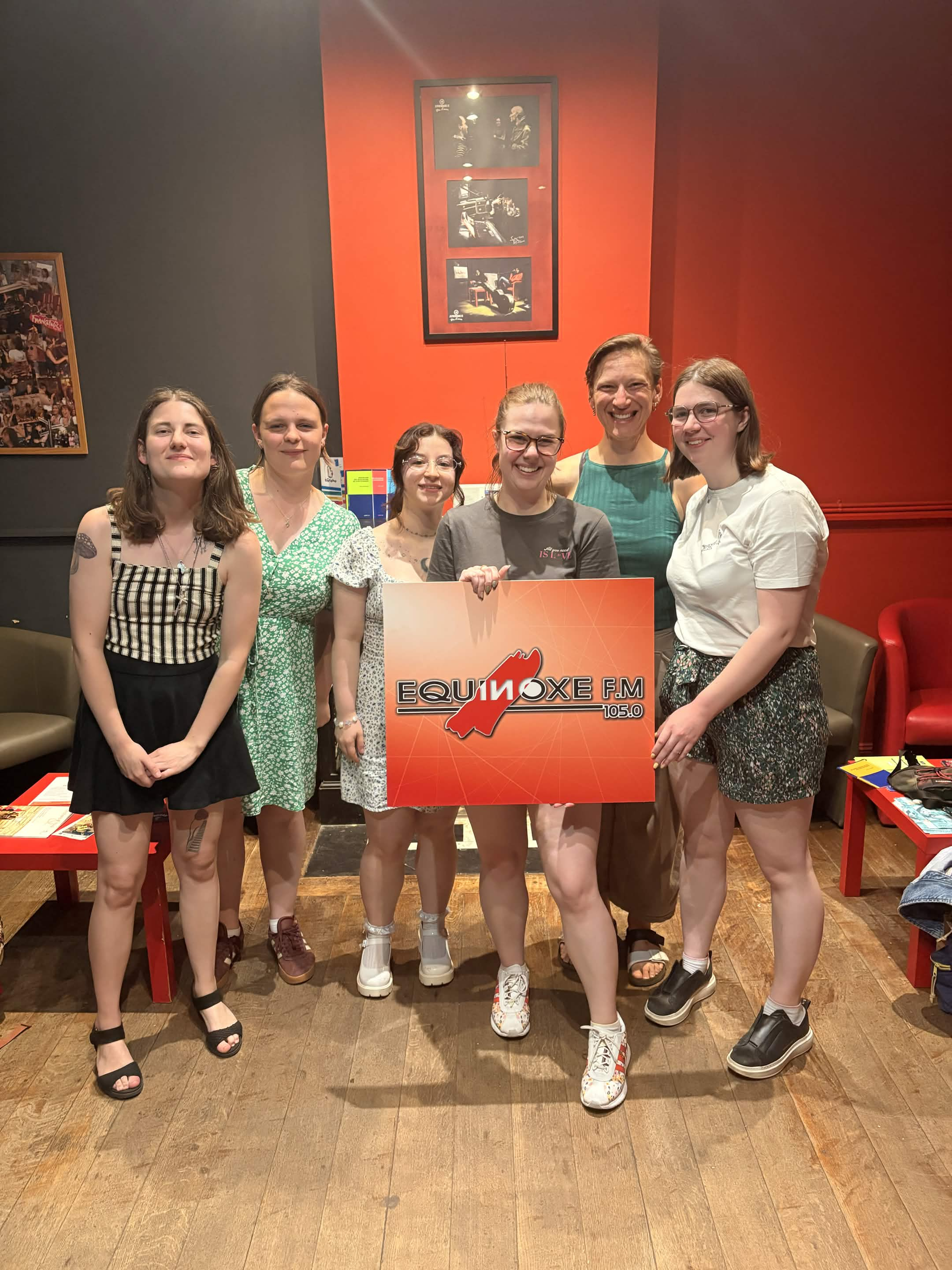 Photo de groupe d'une équipe dans un espace créatif